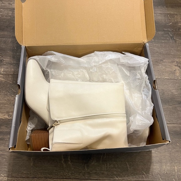 Liz Claiborne Harwin Boots Cream SZ 9M NEW - Picture 3 of 11